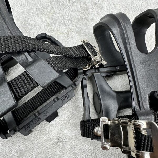 Clipped Pedals with Toe Straps | 9/16" Thread | Black | Mint - Image 3