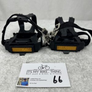 Clipped Pedals with Toe Straps | 9/16" Thread | Black | Mint