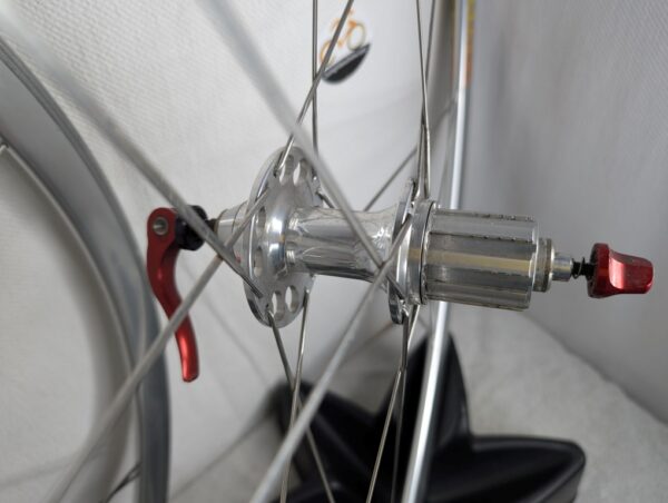 Rolf Vector Pro 700c Wheelset | Shimano Hub | Sealed Bearings | 14/16 Aero Bladed Spokes | - Image 3